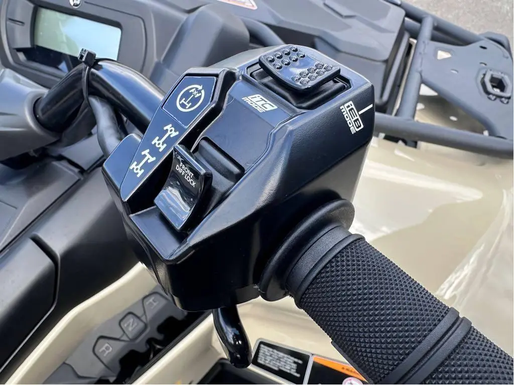 2025 Can-Am OUTLANDER PRO XU HD7