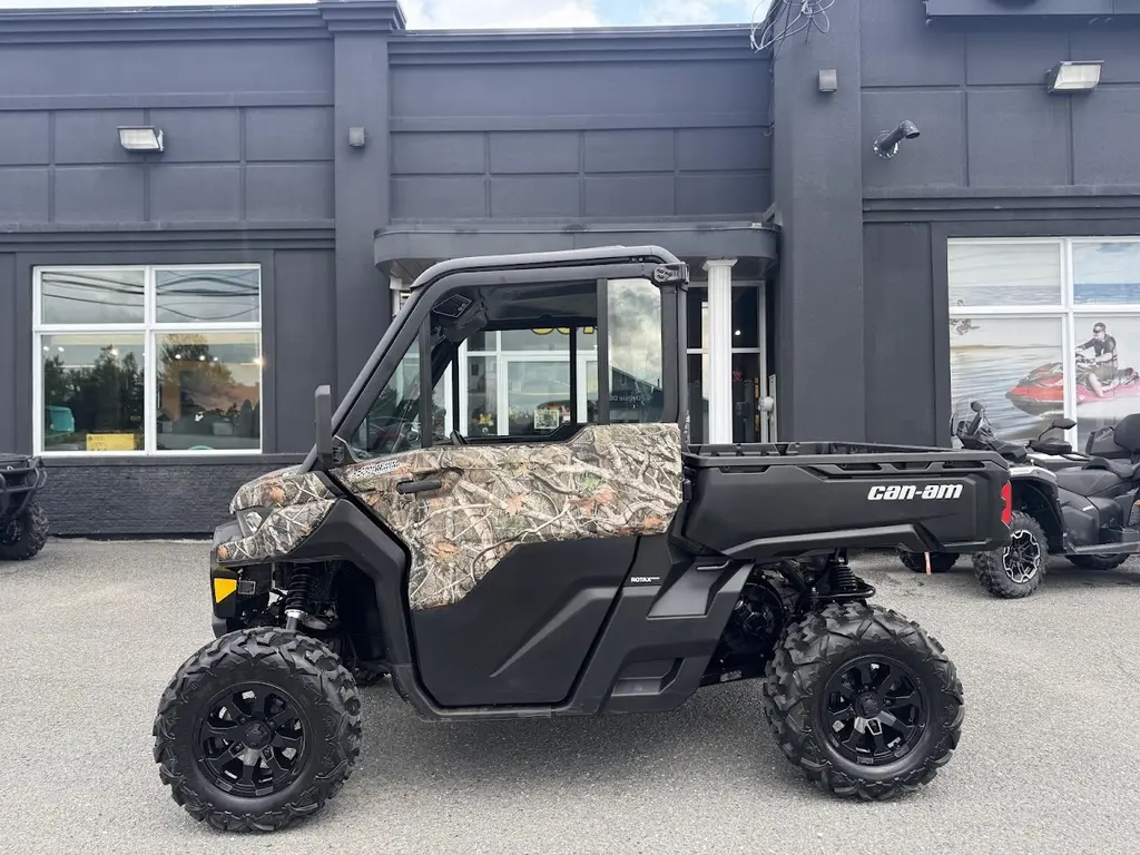 2024 Can-Am Defender DPS Cab HD9