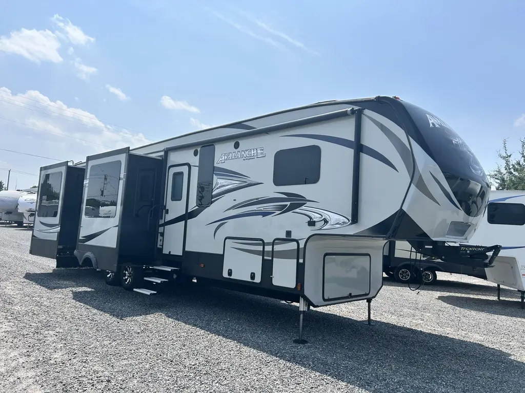 2017 Keystone RV AVALANCHE 370RD