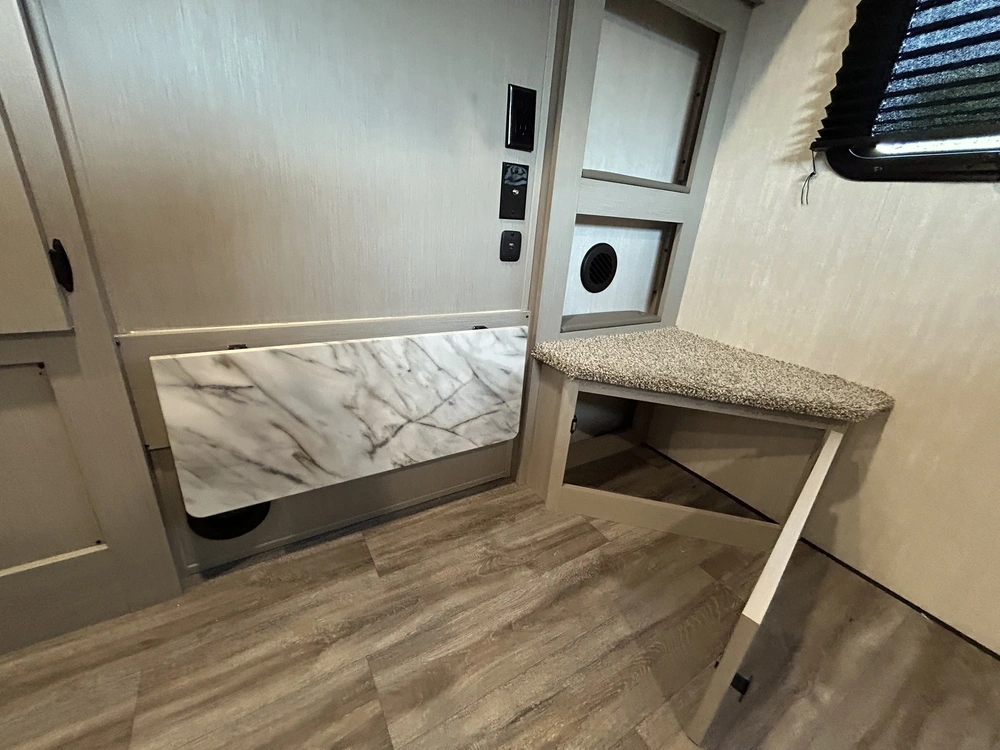 2024 Coachmen Apex 300bhs alt
