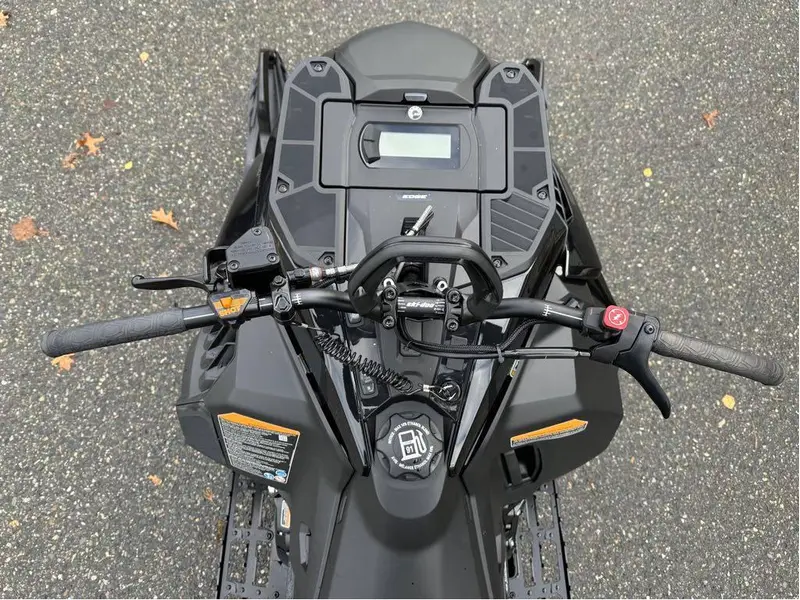 2025 Ski-Doo SUMMIT ADR W/ EDGE PKG 165 850 E-TEC POWDERMAX X-LIGHT FLEXEDGE 3.0" SHOT