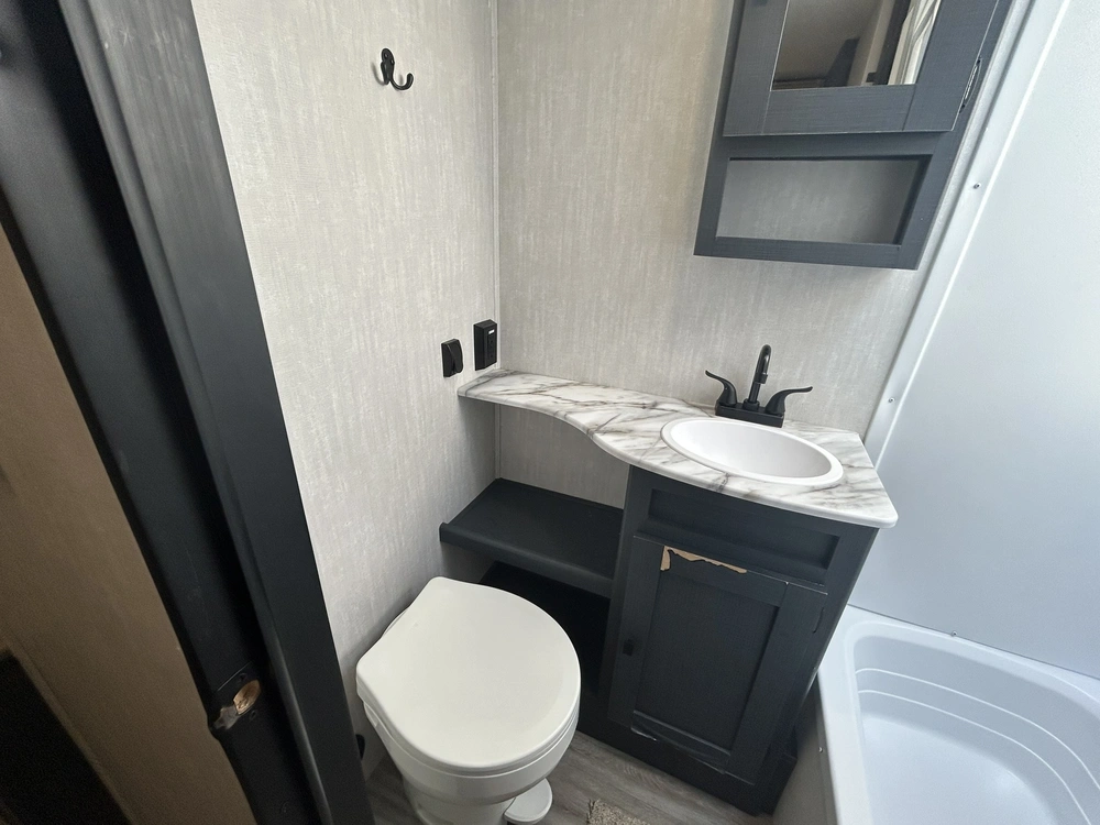 2024 Coachmen Apex 300bhs alt