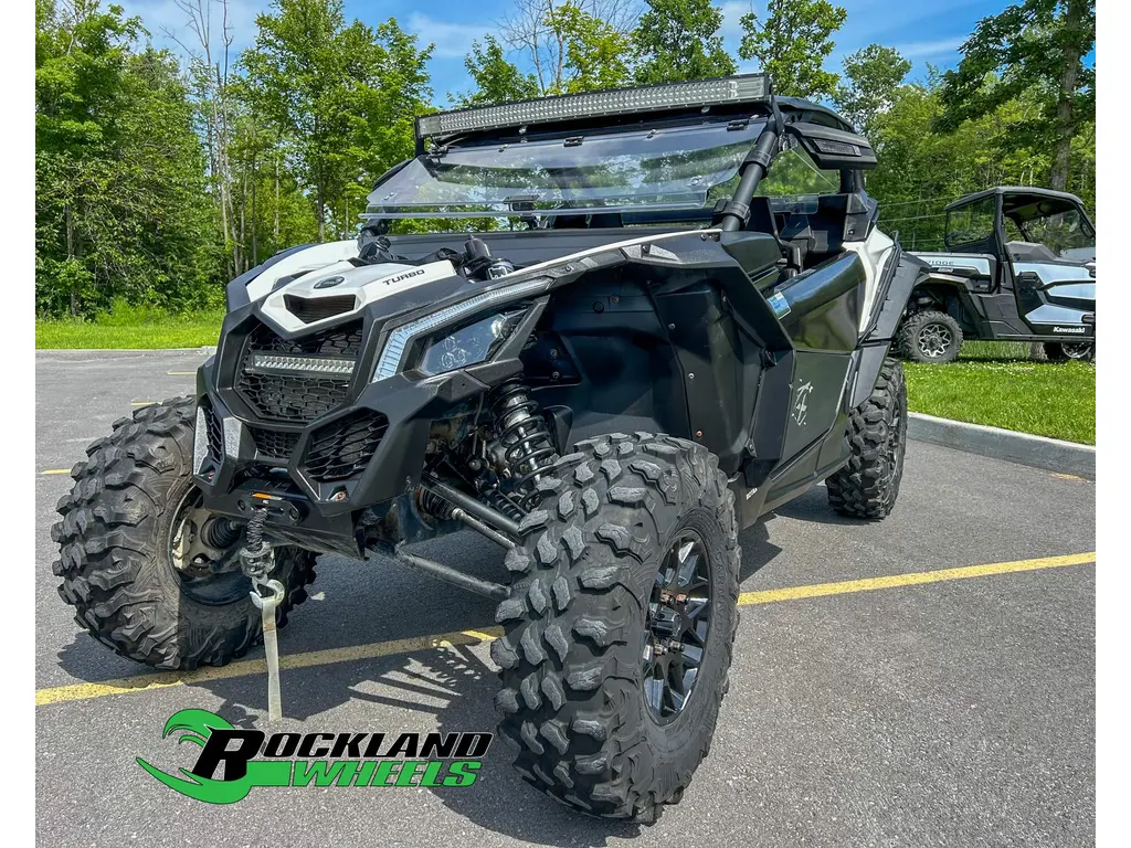 2019 Can-Am X3 TURBO DPS with ENCLOSURE, LIGHT BAR, WINDSHIELD AND MORE!!