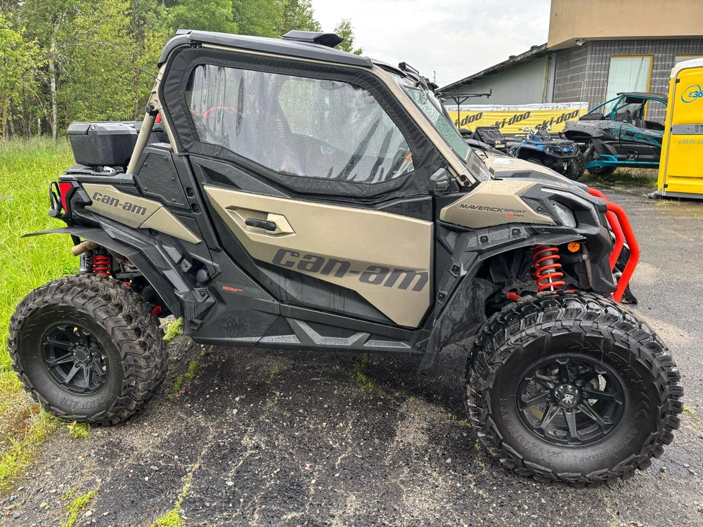 2022 Commander Maverick Sport alt