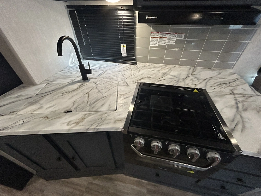 2024 Coachmen Apex 300bhs alt
