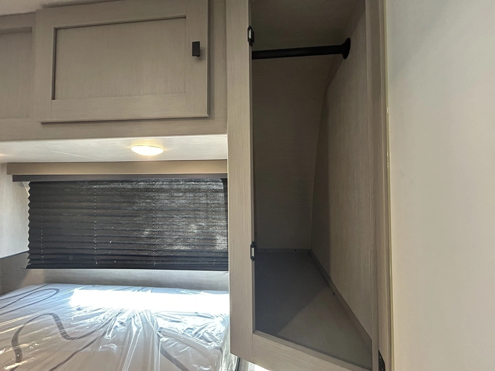 2024 Coachmen Apex 300bhs alt