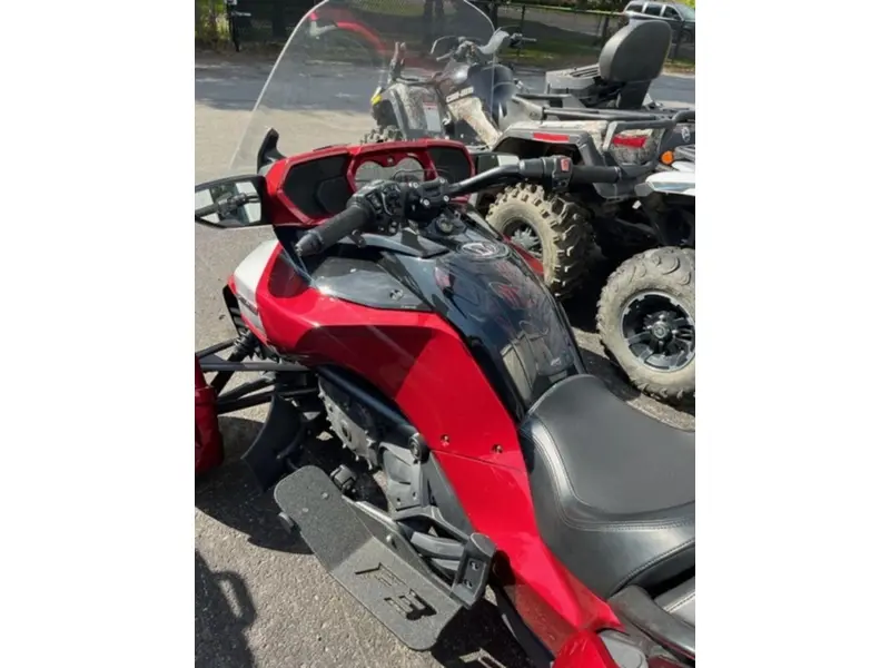 2017 Can-Am Spyder® F3-T 6-Speed Semi-Automatic (SE6)