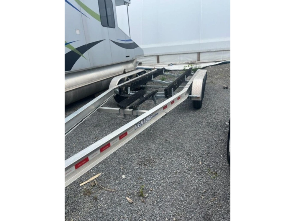 2019 Venture 9625 Tri Axel