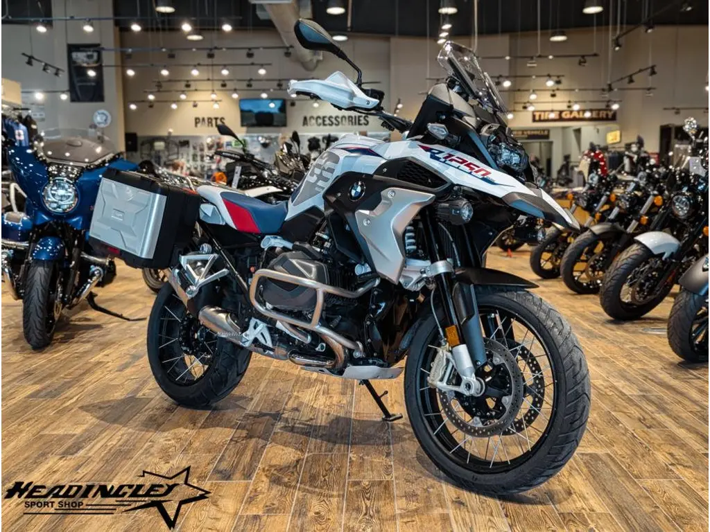 2021 BMW R 1250 GS // Light White/Racing Blue Metallic/Racing Red 