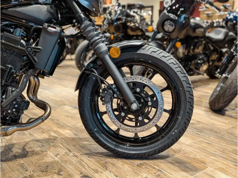 2025 Kawasaki Eliminator 500 SE // Metallic Matte Carbon Gray/Flat Ebony thumbnail 4