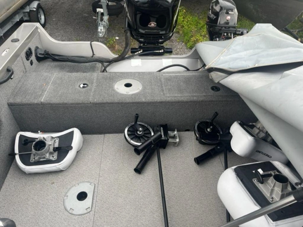 2013 Crestliner Raptor 2050