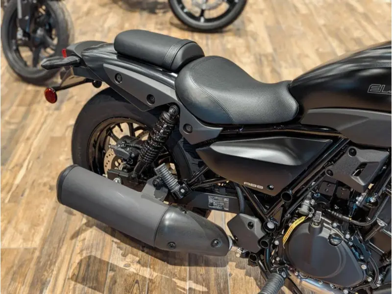 2025 Kawasaki Eliminator 500 SE // Metallic Matte Carbon Gray/Flat Ebony thumbnail 10