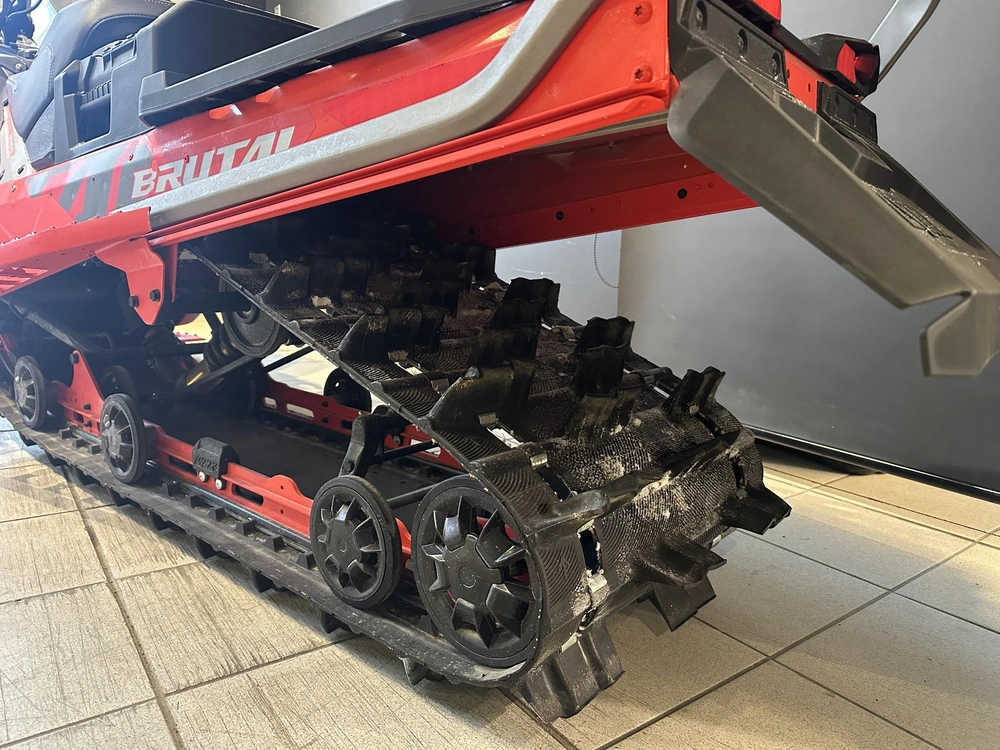 2023 Lynx Brutal 850 alt