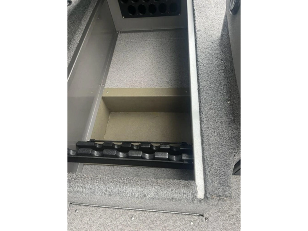 2013 Crestliner Raptor 2050