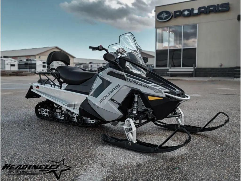 2025 Polaris 550 Voyageur LXT // Ghost Gray