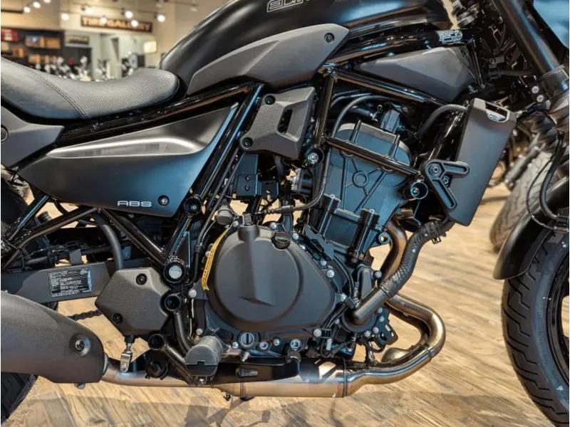 2025 Kawasaki Eliminator 500 SE // Metallic Matte Carbon Gray/Flat Ebony thumbnail 6