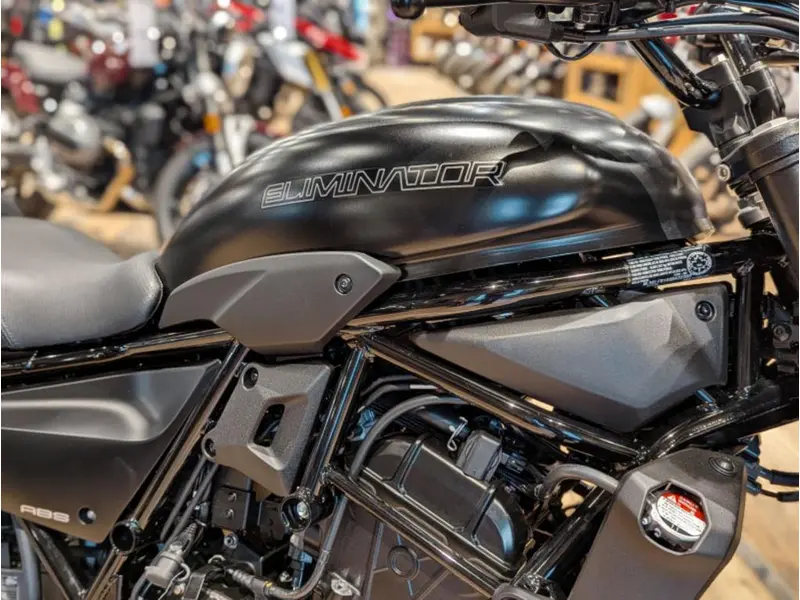 2025 Kawasaki Eliminator 500 SE // Metallic Matte Carbon Gray/Flat Ebony thumbnail 7