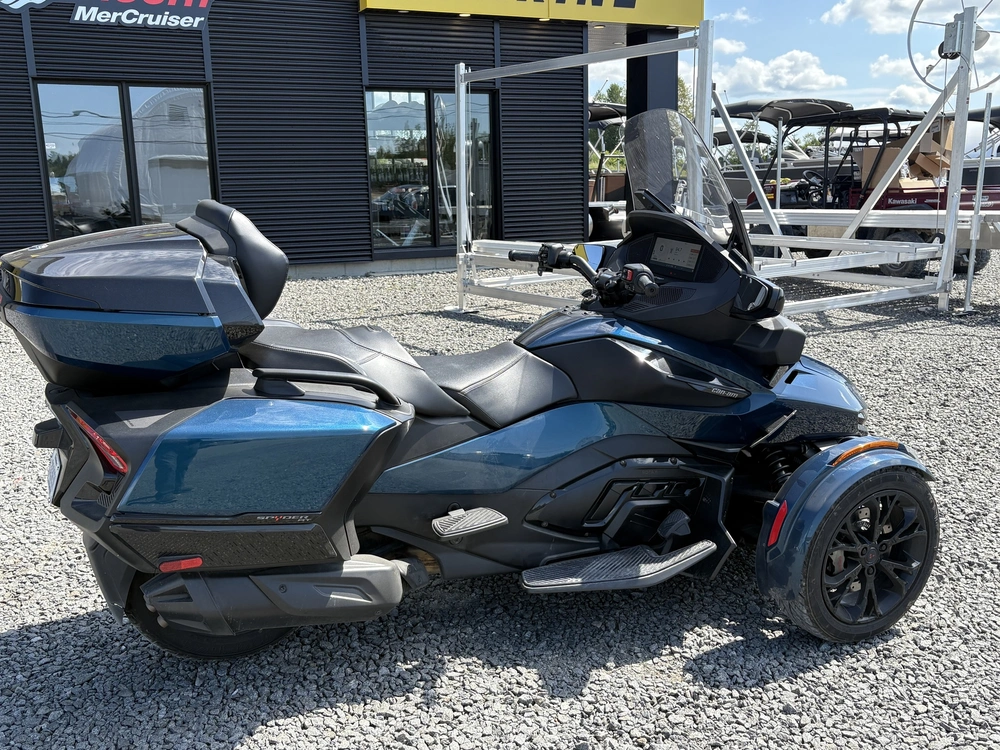 2024 Can-am Spyder alt