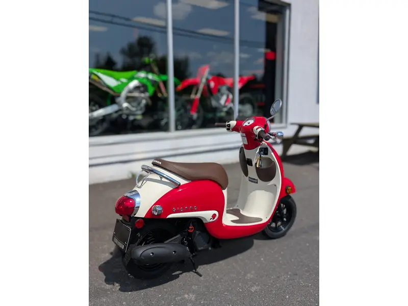 2025 Honda GIORNO NCW50S | Scooter Vespa ?!?! | 🌆 Concurrents directs : Yamaha Zuma 50, Vespa Primavera & Aprilia SR50 🌆