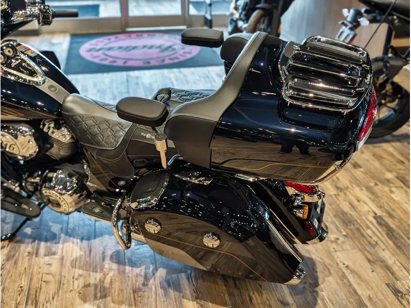 2025 Indian Motorcycle Roadmaster Elite // Springfield Blue Candy/Black Candy fade over Silver/Champion Gold pinstriping