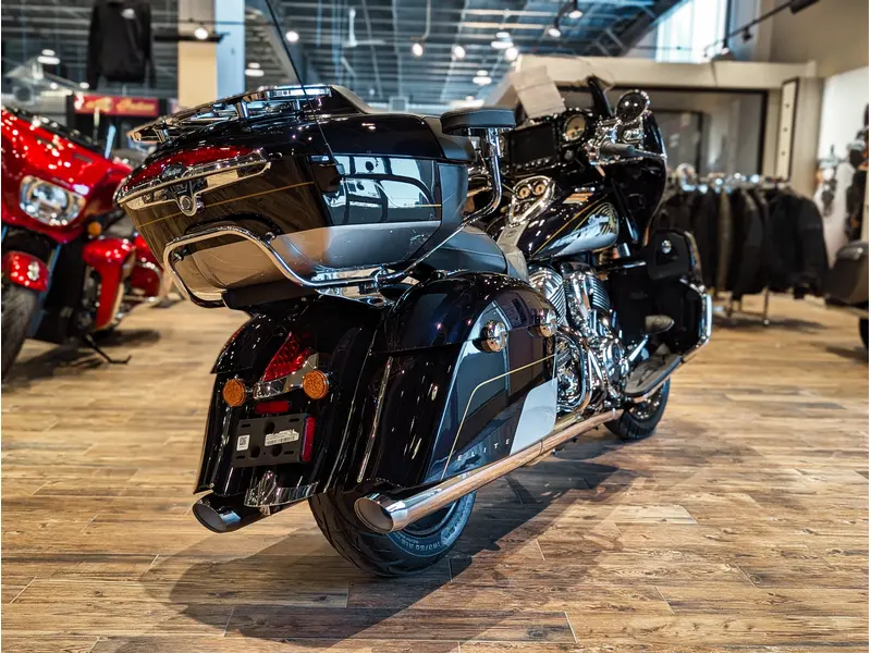 2025 Indian Motorcycle Roadmaster Elite // Springfield Blue Candy/Black Candy fade over Silver/Champion Gold pinstriping