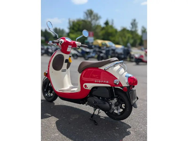 2025 Honda GIORNO NCW50S | Scooter Vespa ?!?! | 🌆 Concurrents directs : Yamaha Zuma 50, Vespa Primavera & Aprilia SR50 🌆