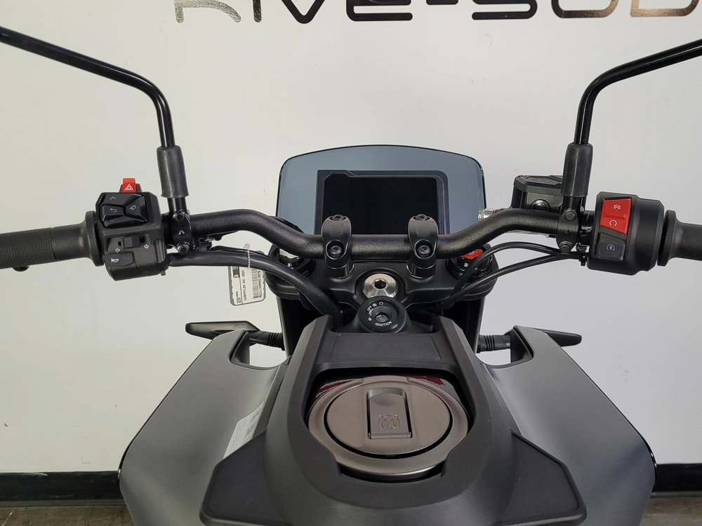 2024 Husqvarna Svartpilen 401 *0.99% Sur 60 Mois alt