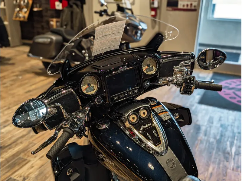 2025 Indian Motorcycle Roadmaster Elite // Springfield Blue Candy/Black Candy fade over Silver/Champion Gold pinstriping