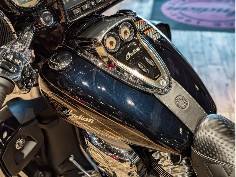 2025 Indian Motorcycle Roadmaster Elite // Springfield Blue Candy/Black Candy fade over Silver/Champion Gold pinstriping