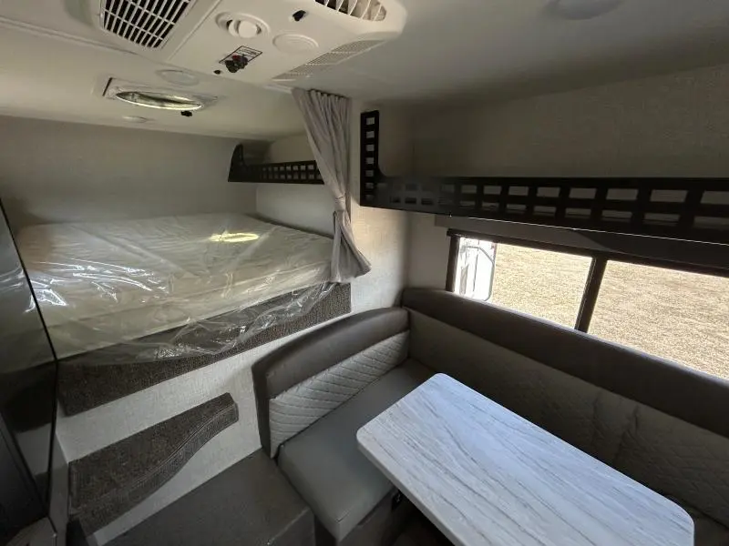 2026 Lance 825SQ