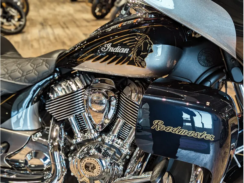 2025 Indian Motorcycle Roadmaster Elite // Springfield Blue Candy/Black Candy fade over Silver/Champion Gold pinstriping