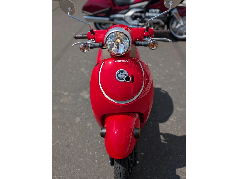 2025 Honda Giorno Ncw50s | Scooter Vespa ?!?! | 🌆 Concurrents Directs : Yamaha Zuma 50, Vespa Primavera & Aprilia Sr50 🌆 alt