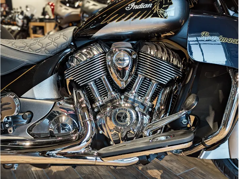 2025 Indian Motorcycle Roadmaster Elite // Springfield Blue Candy/Black Candy fade over Silver/Champion Gold pinstriping