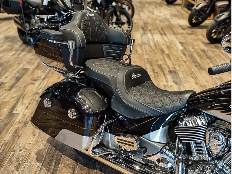 2025 Indian Motorcycle Roadmaster Elite // Springfield Blue Candy/Black Candy fade over Silver/Champion Gold pinstriping