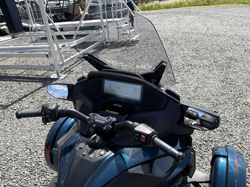 2024 Can-am Spyder alt
