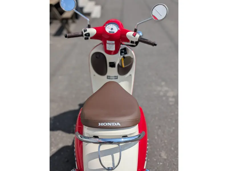 2025 Honda GIORNO NCW50S | Scooter Vespa ?!?! | 🌆 Concurrents directs : Yamaha Zuma 50, Vespa Primavera & Aprilia SR50 🌆