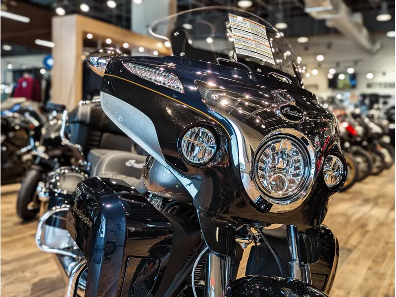 2025 Indian Motorcycle Roadmaster Elite // Springfield Blue Candy/Black Candy fade over Silver/Champion Gold pinstriping