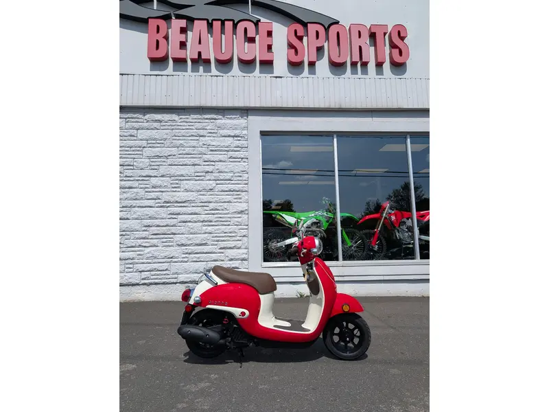 2025 Honda GIORNO NCW50S | Scooter Vespa ?!?! | 🌆 Concurrents directs : Yamaha Zuma 50, Vespa Primavera & Aprilia SR50 🌆