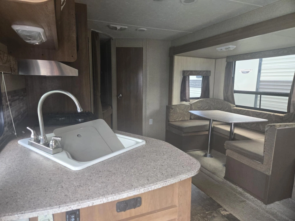 2016 Coachmen Catalina 273dbs As Is!! alt