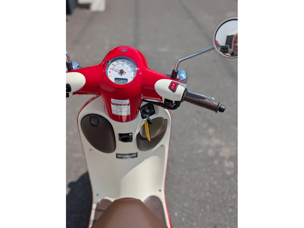 2025 Honda Giorno Ncw50s | Scooter Vespa ?!?! | 🌆 Concurrents Directs : Yamaha Zuma 50, Vespa Primavera & Aprilia Sr50 🌆 alt