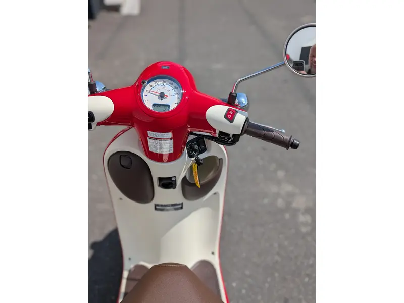 2025 Honda GIORNO NCW50S | Scooter Vespa ?!?! | 🌆 Concurrents directs : Yamaha Zuma 50, Vespa Primavera & Aprilia SR50 🌆