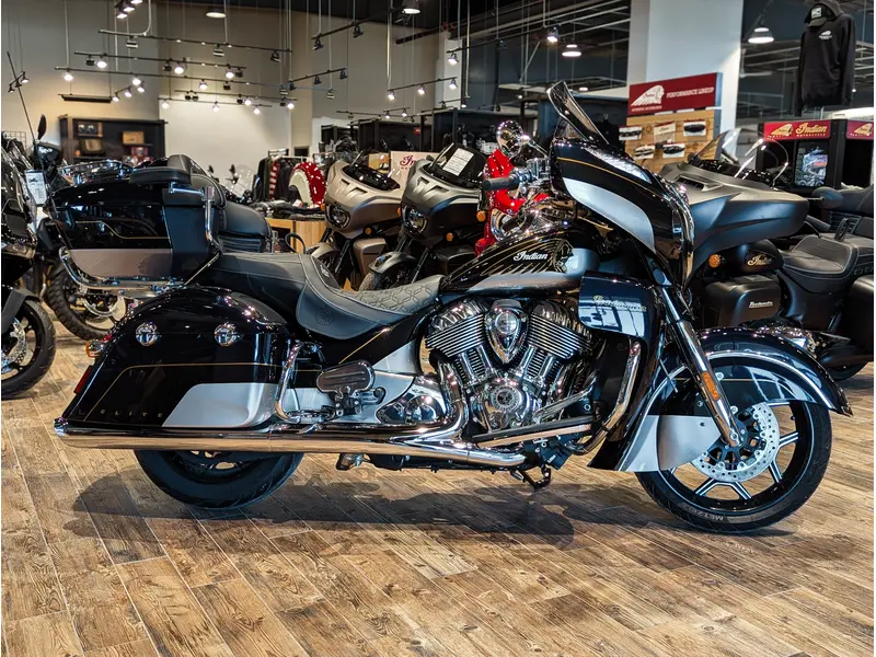 2025 Indian Motorcycle Roadmaster Elite // Springfield Blue Candy/Black Candy fade over Silver/Champion Gold pinstriping