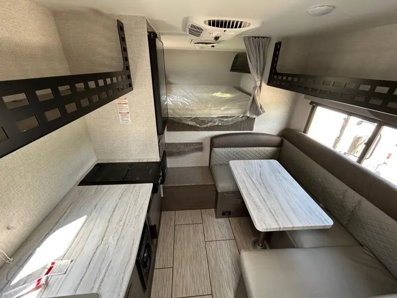 2026 Lance 825SQ