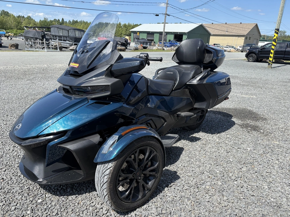 2024 Can-am Spyder alt