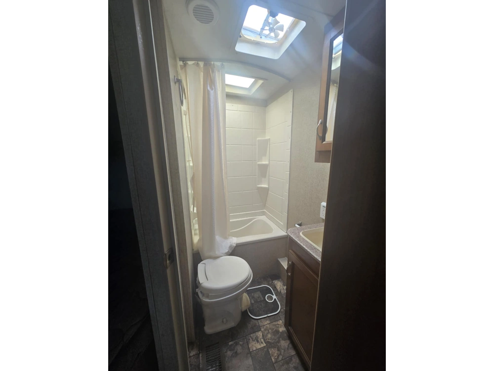 2016 Coachmen Catalina 273dbs As Is!! alt