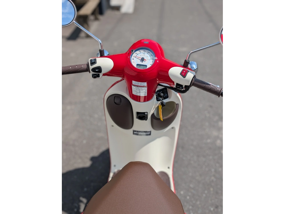 2025 Honda Giorno Ncw50s | Scooter Vespa ?!?! | 🌆 Concurrents Directs : Yamaha Zuma 50, Vespa Primavera & Aprilia Sr50 🌆 alt