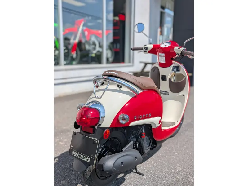 2025 Honda GIORNO NCW50S | Scooter Vespa ?!?! | 🌆 Concurrents directs : Yamaha Zuma 50, Vespa Primavera & Aprilia SR50 🌆