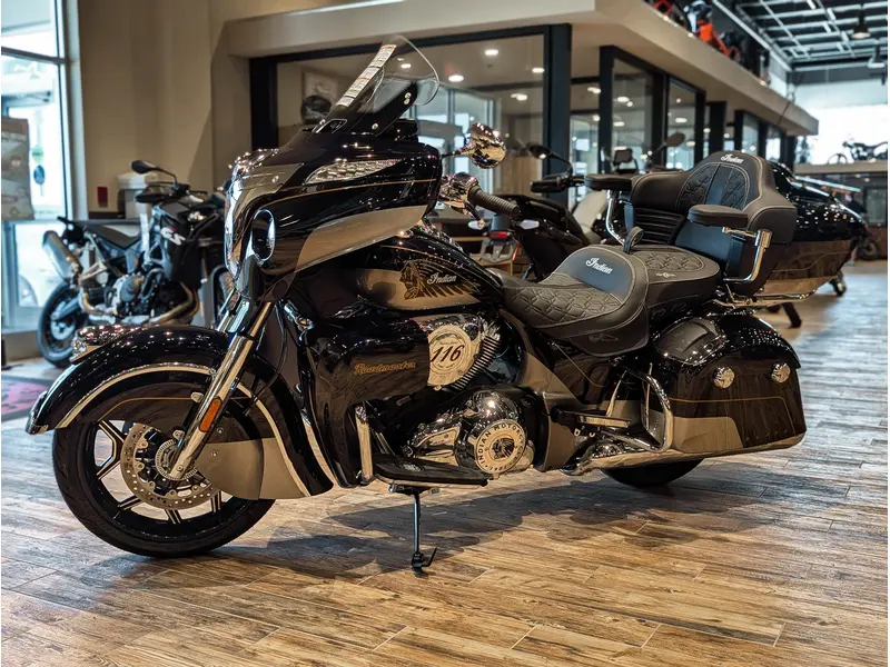 2025 Indian Motorcycle Roadmaster Elite // Springfield Blue Candy/Black Candy fade over Silver/Champion Gold pinstriping