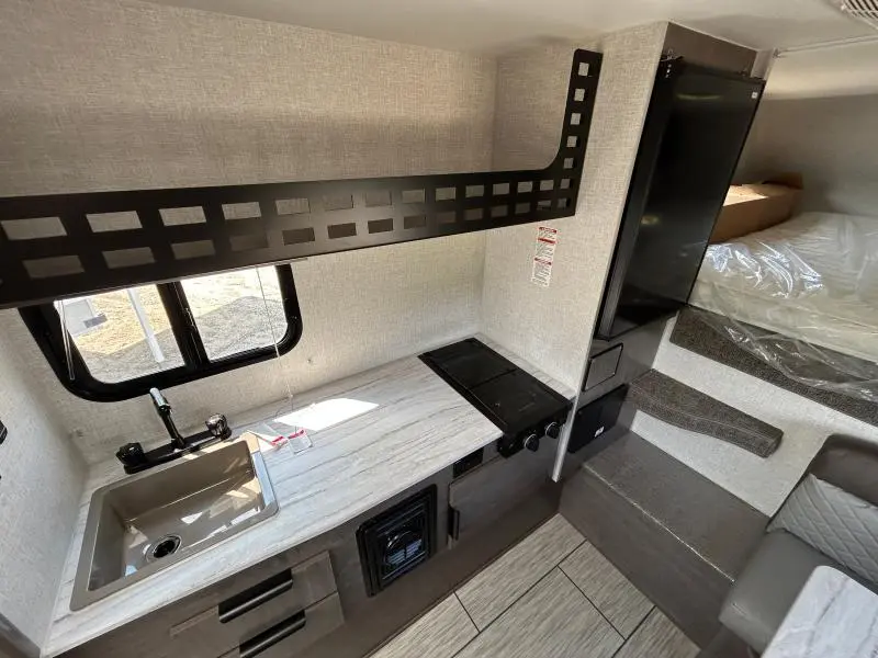 2026 Lance 825SQ