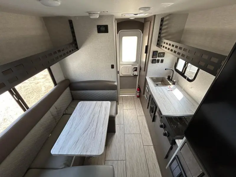 2026 Lance 825SQ